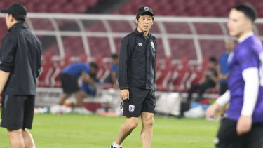 Mantan Pelatih Timnas Thailand Akira Nishino (tengah)