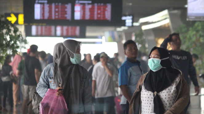 Calon penumpang pesawat memakai masker di tengah kabut asap beberapa waktu lalu (Foto ilustrasi) 