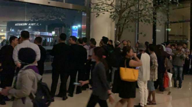 Pengunjung Senayan City tak bisa keluar mal karena kericuhan massa pendemo., Pengunjung mall panik keluar gedung saat melihat kepulan asap, Pengunjung di Grand Mal 21, Pengunjung di Grand Mal 21, Pengunjung Senayan City tak bisa keluar mal karena kericuhan massa pendemo., Ilustrasi pusat perbelanjaan atau mal.