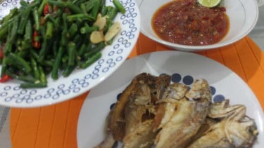 Ilustrasi makanan, sayuran, ikan asin dan sambal