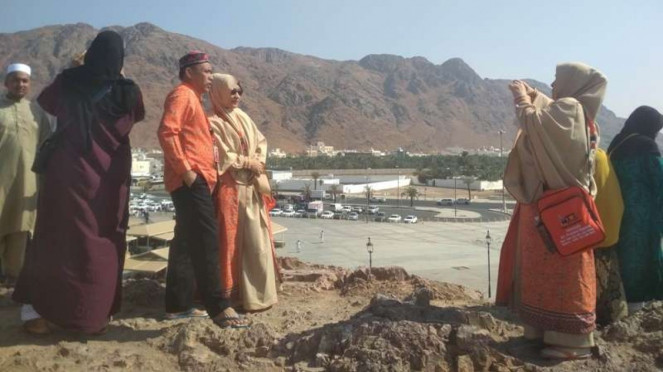 Jabal Uhud, Jemaah haji dari berbagai negara usai Salat Isya di Masjidil Haram, Makkah, Ilustrasi suasana jemaah haji di Arab Saudi (dok: BP Haji), Wakil Kepala BP Haji Dahnil Anjar Simanjutak dan Para Jemaah Haji Lansia, Jemaah haji Aceh sedang mendengarkan ceramah di Tanah Suci, Jabal Uhud, Pasar Murah Kakiyah di Mekah Arab Saudi., Jemaah haji Indonesia jelang kepulangan ke Tanah Air., Calon jemaah haji Indonesia membaur dengan jemaah lain di Masjid Nabawi, Madinah