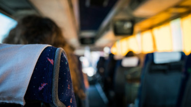 Ilustrasi traveling dengan bus.