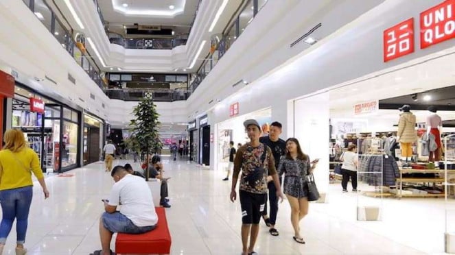 Ilustrasi pusat perbelanjaan atau mal., Pengunjung mall panik keluar gedung saat melihat kepulan asap, Pengunjung di Grand Mal 21, Pengunjung di Grand Mal 21, Pengunjung Senayan City tak bisa keluar mal karena kericuhan massa pendemo., Ilustrasi pusat perbelanjaan atau mal.