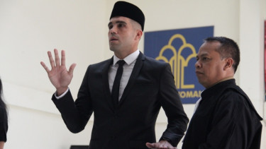 Fabiano Beltrame saat disumpah jadi WNI, 1. Herman Dzumafo, 2. Silvio Escobar, 3. Guy Junior Nke Ondoua, 4. Charles Orock, 5. Onorionde Kughegbe John (OK John), 6. Zoubairou Garba, 7. Fabiano Beltrame