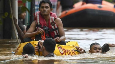 Polisi evakuasi warga yang terkena banjir di Kampung Melayu, Jakarta  Timur