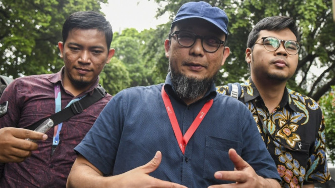 Eks penyidik senior KPK Novel Baswedan (tengah).
