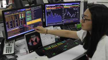 Layar monitor pergerakan saham dan IHSG