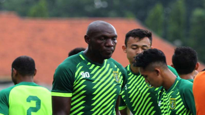 Pemain naturalisasi Persebaya, Zoubairou Garba, 1. Herman Dzumafo, 2. Silvio Escobar, 3. Guy Junior Nke Ondoua, 4. Charles Orock, 5. Onorionde Kughegbe John (OK John), 6. Zoubairou Garba, 7. Fabiano Beltrame