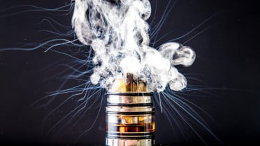 Vape atau rokok elektrik.