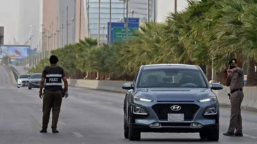 Polisi Arab Saudi sedang melakukan razia.  (Foto ilustrasi).