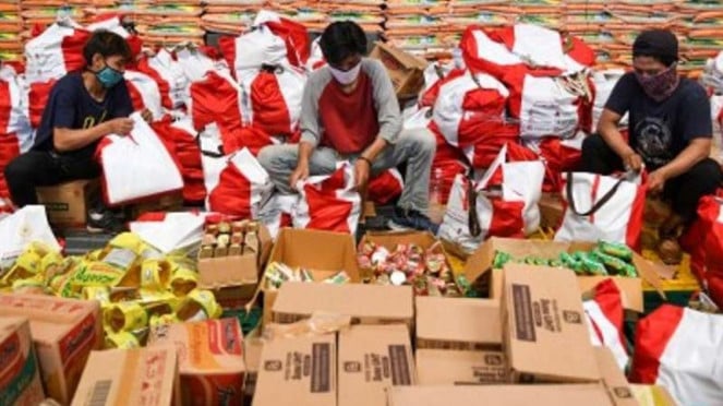 Pengemasan bantuan sosial (bansos) dampak krisis pandemi COVID-19. (Foto ilustrasi).