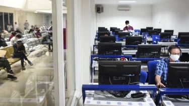 Peserta mengikuti ujian teori Surat Izin Mengemudi (SIM) di Satuan Penyelenggara Administrasi (Satpas) SIM Daan Mogot, Jakarta, Selasa (2/6/2020).