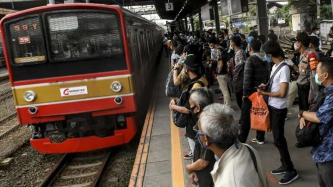 Penumpang kereta rel listrik (KRL) commuter line menunggu kereta di Stasiun Tanah Abang, Jakarta