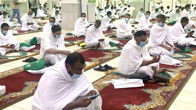 Jemaah haji melaksanakan wukuf di Masjid Namirah Arafah