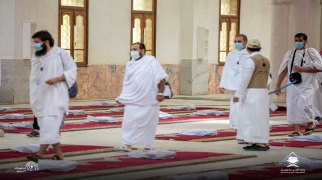 Jemaah haji melaksanakan wukuf di Masjid Namirah Arafah