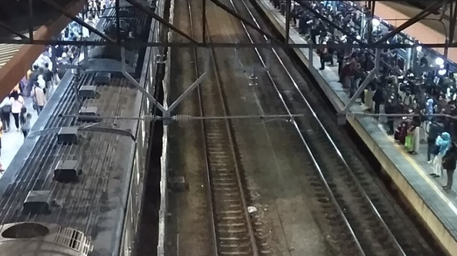 Penumpang KRL di Stasiun Tanah Abang saat malam takbiran