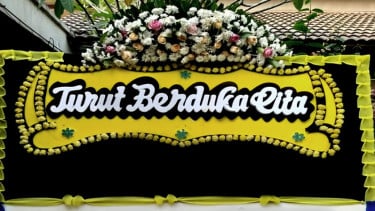 Karangan bunga turut berduka cita.