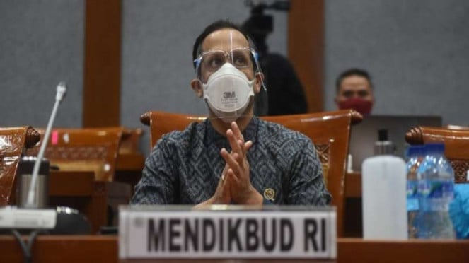 Eks Mendikbud Nadiem Makarim., Ahli forensik digital, Rismon Sianipar di Polda Metro Jaya., Roy Suryo (tengah), Konten kreator di Gowa, Sulsel mengalami kesurupan saat buat konten horor., Eks Mendikbud Nadiem Makarim.