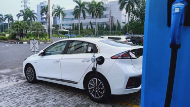 Ilustrasi mobil listrik.