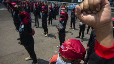Ilustrasi buruh saat aksi demo tolak RUU Omnibus Law Cipta Kerja