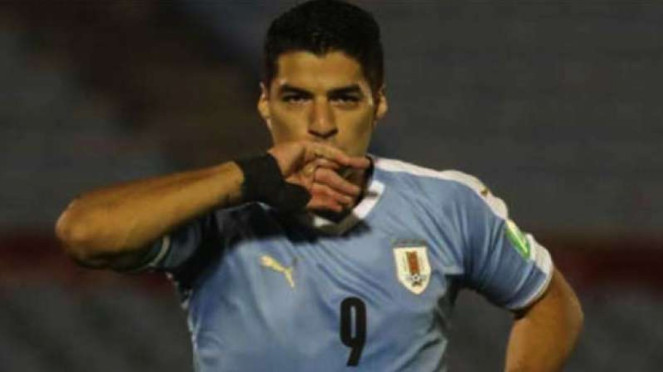 Bomber timnas Uruguay, Luis Suarez setelah mencetak gol ke gawang Chile, 10. Karim Bagheri – 28 Gol dalam 29 Pertandingan, 9. Sardar Azmoun – 29 Gol dalam 41 Pertandingan, 8. Chris Wood – 29 Gol dalam 31 Pertandingan, 7. Luis Suarez – 29 Gol dalam 64 Pertandingan, 6. Edin Dzeko – 30 Gol dalam 33 Pertandingan, 5. Robert Lewandowski – 34 Gol dalam 44 Pertandingan, 4. Ali Daei – 35 Gol dalam 51 Pertandingan, 3. Lionel Messi – 36 Gol dalam 72 Pertandingan, 2. Carlos Ruiz – 39 Gol dalam 47 Pertandingan, 1. Cristiano Ronaldo – 41 Gol dalam 52 Pertandingan