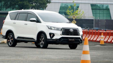 Toyota Kijang Innova Reborn / Innova Venturer