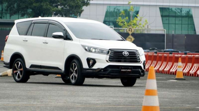 Toyota Kijang Innova Reborn / Innova Venturer