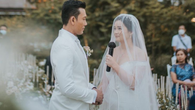 Denny Sumargo dan Olivia Alan saat momen pernikahan