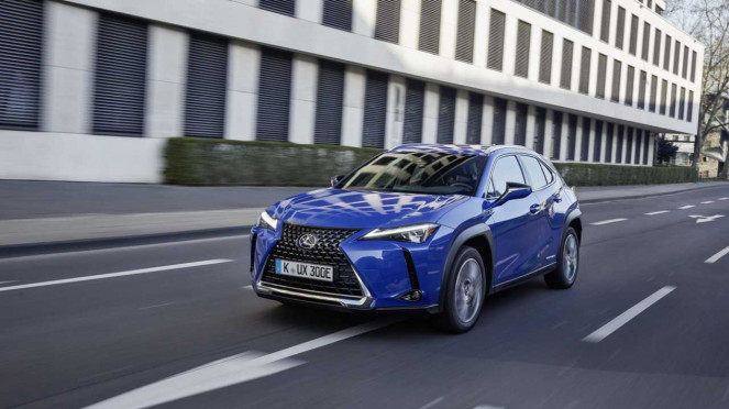 Lexus UX 300e, Ilustrasi showroom mobil bekas di WTC Mangga Dua, Lexus UX 300e, Ford Escape XLS, Honda Accord Hybrid 2016.