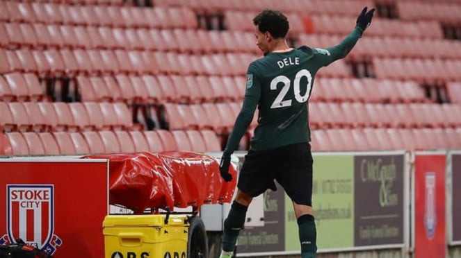 Gelandang Tottenham Hotspur, Dele Alli, tendang botol minum