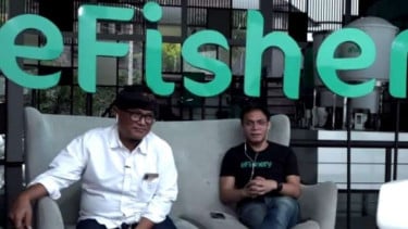 CEO eFishery Gibran Huzaifah ((Kanan), Petambak Udang Bobby (Kiri).