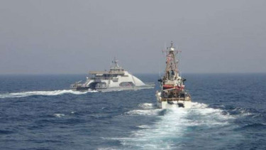VIVA Militer: Kapal Penjaga Pantai Amerika dihadang kapal perang Iran