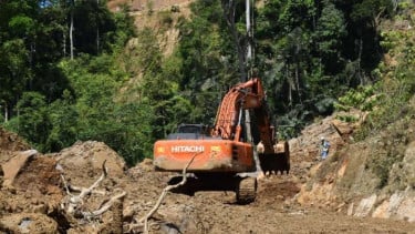 Tim SAR menggunakan alat berat mencari dua warga yang tertimbun material tanah longsor di kompleks proyek pembangunan PLTA Batang Toru, Kabupaten Tapanuli Selatan, Sumatera Utara, Minggu 3 Mei 2021.
