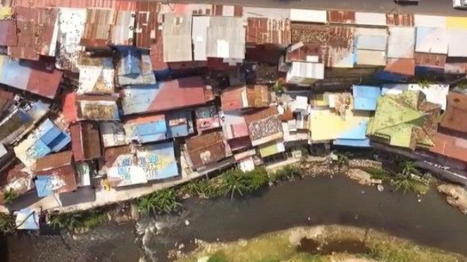 Kemiskinan dan ketimpangan nampak nyata di permukiman di bantaran sungai