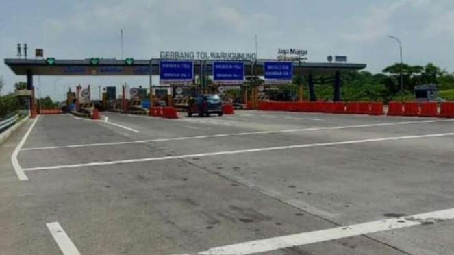 Gerbang Tol Warugunung Surabaya.