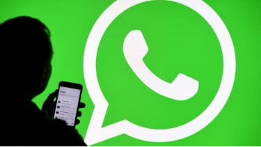 Ilustrasi cek status WhatsApp seseorang., Wacana Pembatasan WhatsApp Call di RI, Tanggapan Menkomdigi, Negara-Negara yang Batasi Layanan VoIP, Indonesia Akan Menyusul?