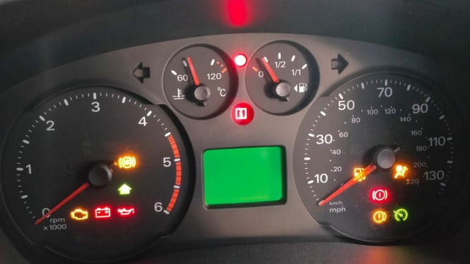 Ilustrasi panel instrumen dasbor mobil., Aston Martin Lagonda, 1. Aston Martin Lagonda — Pioneer Dashboard Digital, 2. Buick Riviera 1986 — Sentuhan Layar di Era 80-an, 3. Nissan 300ZX Z31 — Gabungan Analog dan Digital, Nissan 300ZX alias Fairlady yang dilelang Bea Cukai., 4. Chevrolet Corvette C4 — Mobil Sport Digital Amerika Pertama, 5. Vector W8 — Dashboard ala Jet Tempur, Ilustrasi panel instrumen dasbor mobil.