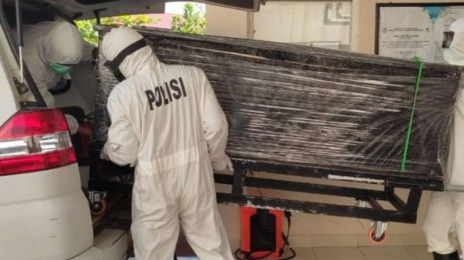 Tim Kimia, Biologi, dan Radioaktif Satuan Brimob Polda Kalimantan Selatan membantu pemakaman jenazah pasien COVID-19 yang dibawa dari Rumah Sakit Idaman Banjarbaru, Minggu, 20 Juni 2021.