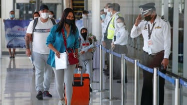 Para turis asing tiba di Phuket. Reuters via BBC Indonesia