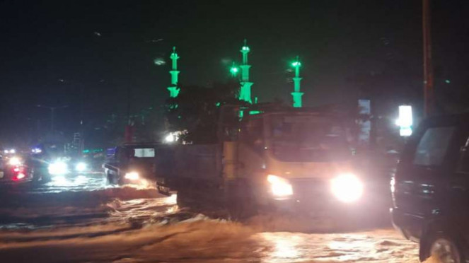Genangan air di Jalan Padang Bypass, Kota Padang, Sumbar, Rabu malam, 18 Agustus 2021.