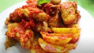 Kentang balado ayam.