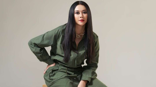 Aura Kasih dengan kostum warna hijau
