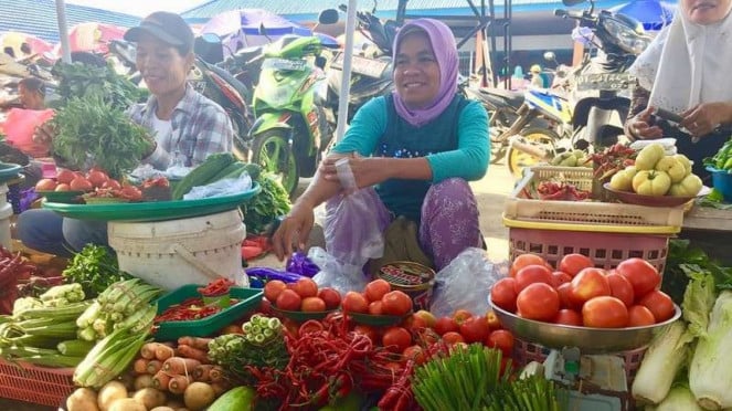 Pedagang sayur mayur di pasar tradisional.