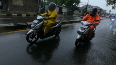 Berkendara motor di musim hujan