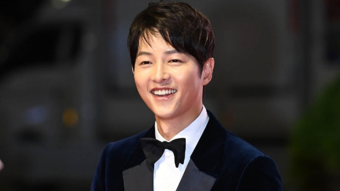 Song Joong Ki., Song Joong Ki., Rating Anjlok Sejak Awal Penayangan, Kritik Terhadap Cerita dan Chemistry Pemain, Naskah dan Persaingan Drama