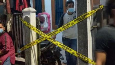 Polisi memasang garis polisi di lokasi TKP (Foto ilustrasi).