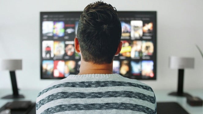 Ilustrasi menonton siaran tv digital.