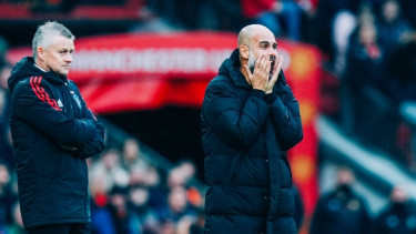 Pep Guardiola dan Ole Gunnar Solskjaer dalam derby Manchester