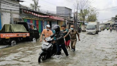 Bencana banjir air laut atau banjir rob merendampemukiman Pelabuhan Sunda Kelapa Jakarta 