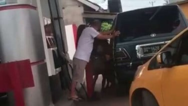 Goyang-goyang Mobil saat Isi Bensin di SPBU.